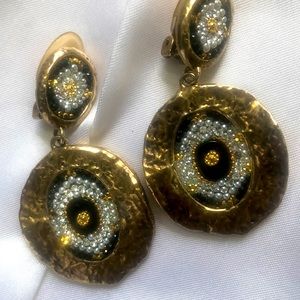 Earnings black and gold